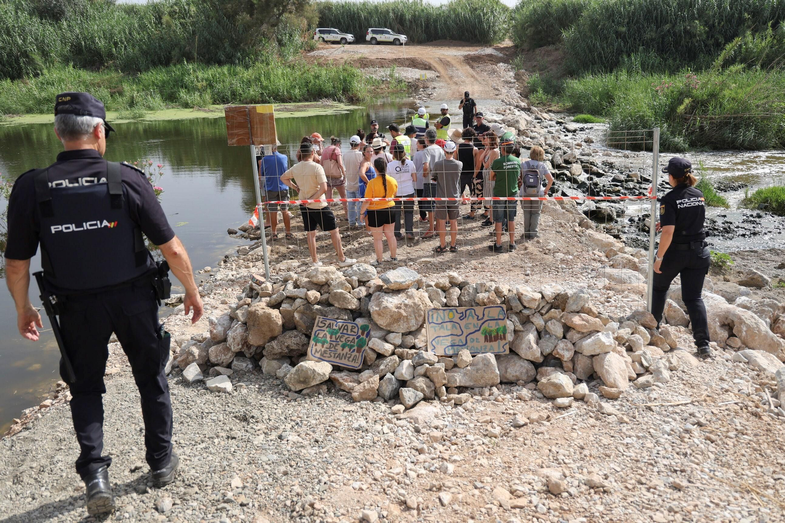 Vecinos protestan frente a las excavadoras en la Vega de Mestanza, en fotos