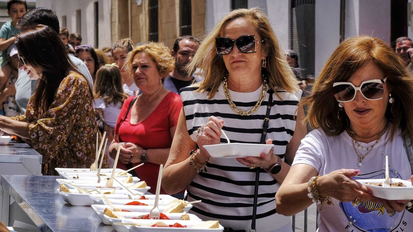 La barra en la que se despachó las caballas con pimientos de la fiesta pre Carnaval en La Viña.