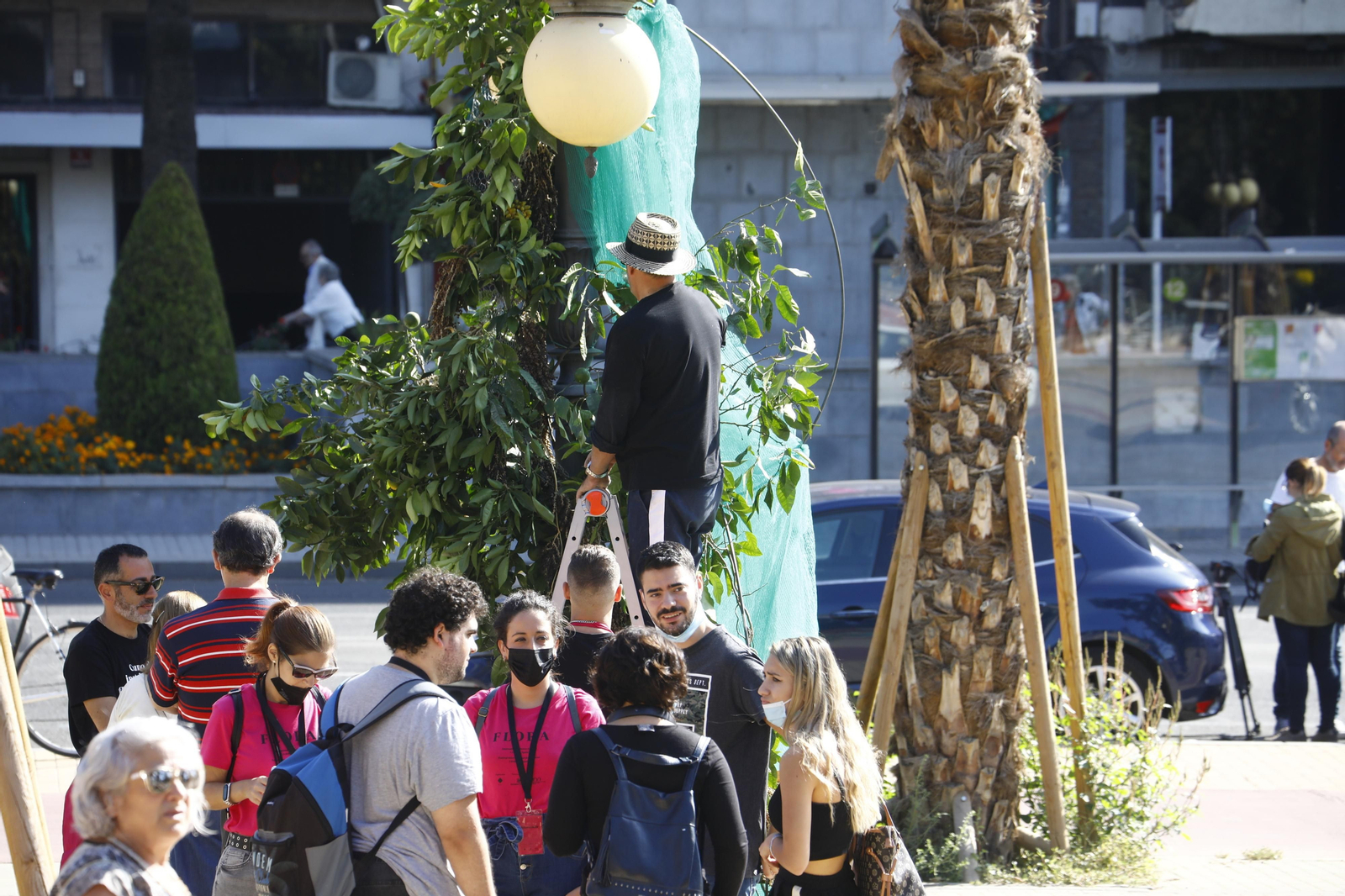 La Guerrilla de flores de Flora inunda el Paseo de la Victoria, en imágenes