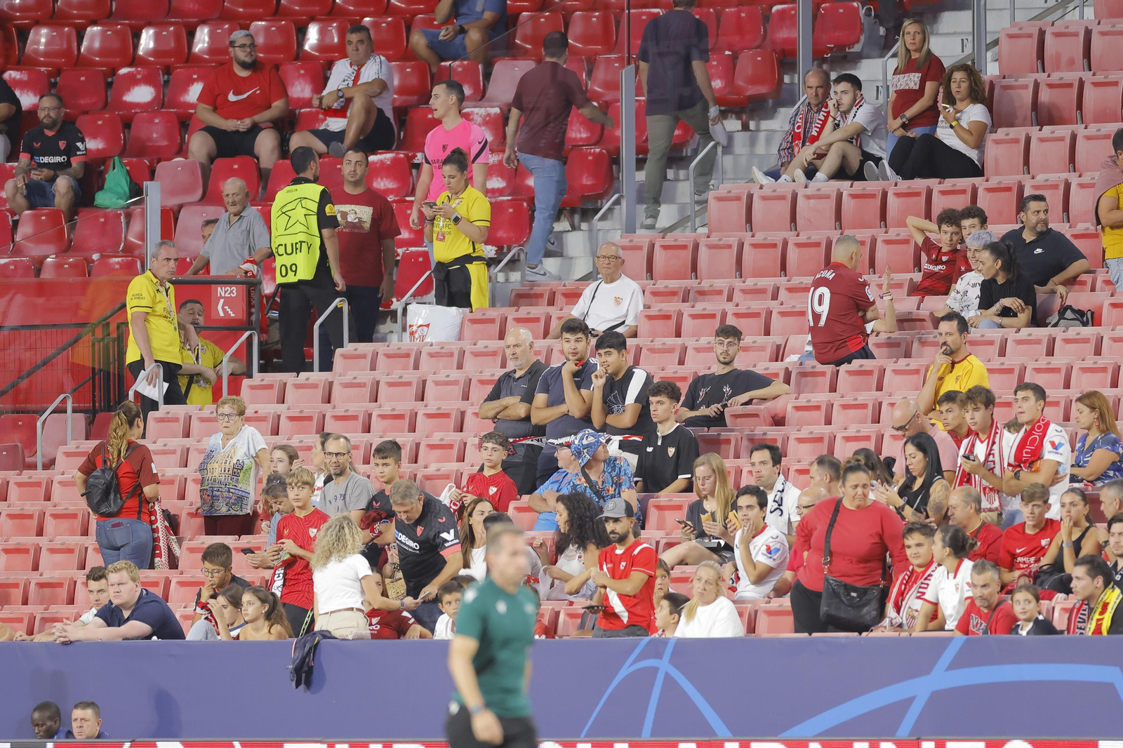 Búscate en las fotos del Sevilla-Lens