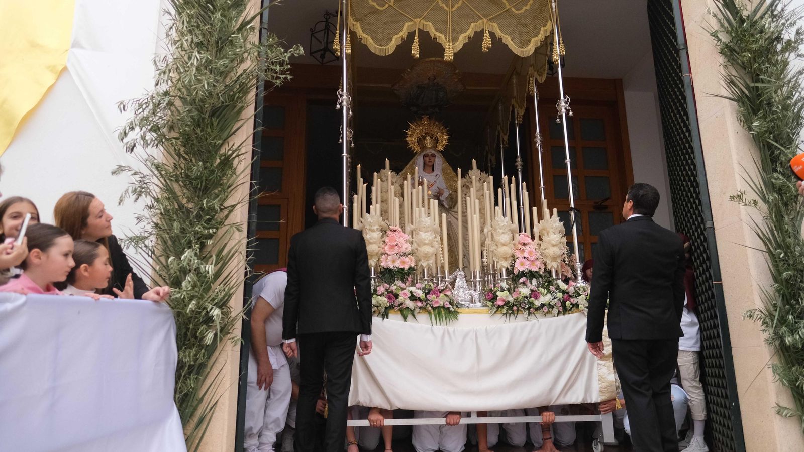 María Santísima de la Paloma saliendo del templo.