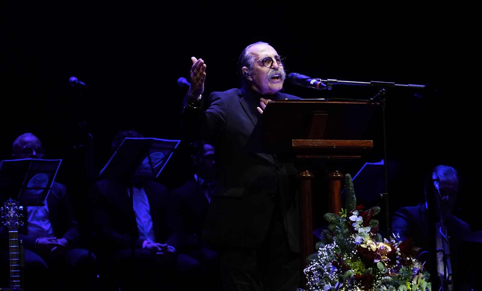 Pascual González pronunciando el pregón de la Cabalgata en el Teatro Lope en diciembre de 2019.