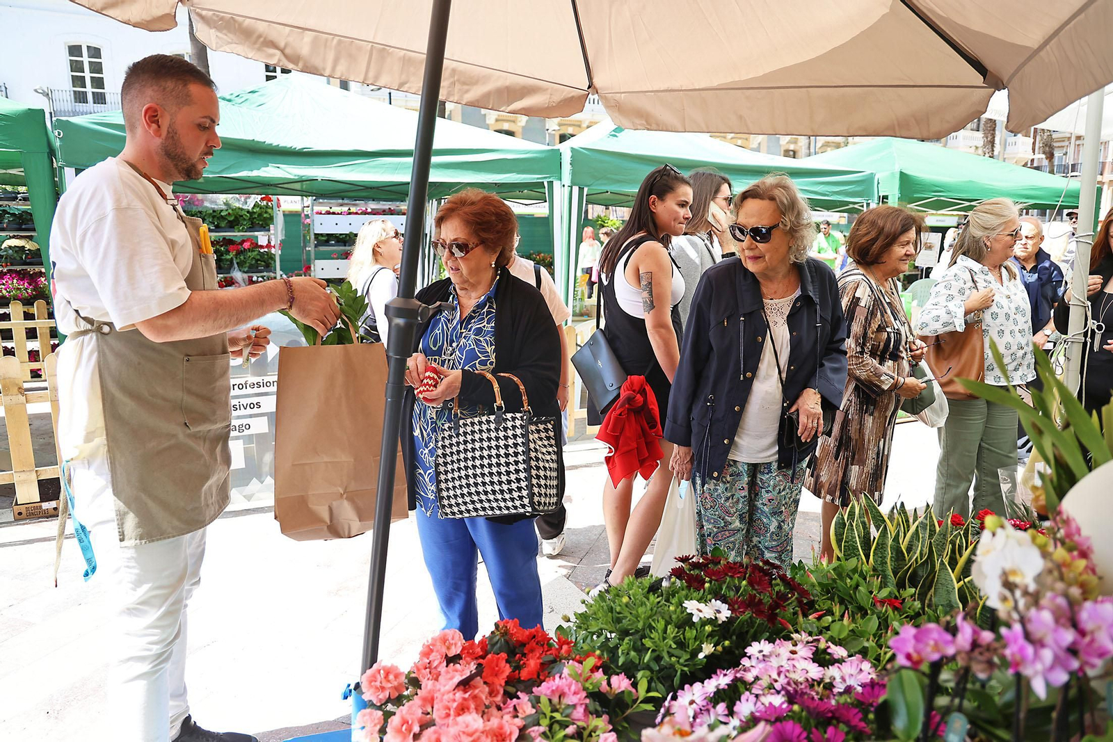 Imágenes del mercado floral ubicado en la Plaza de las Monjas de Huelva