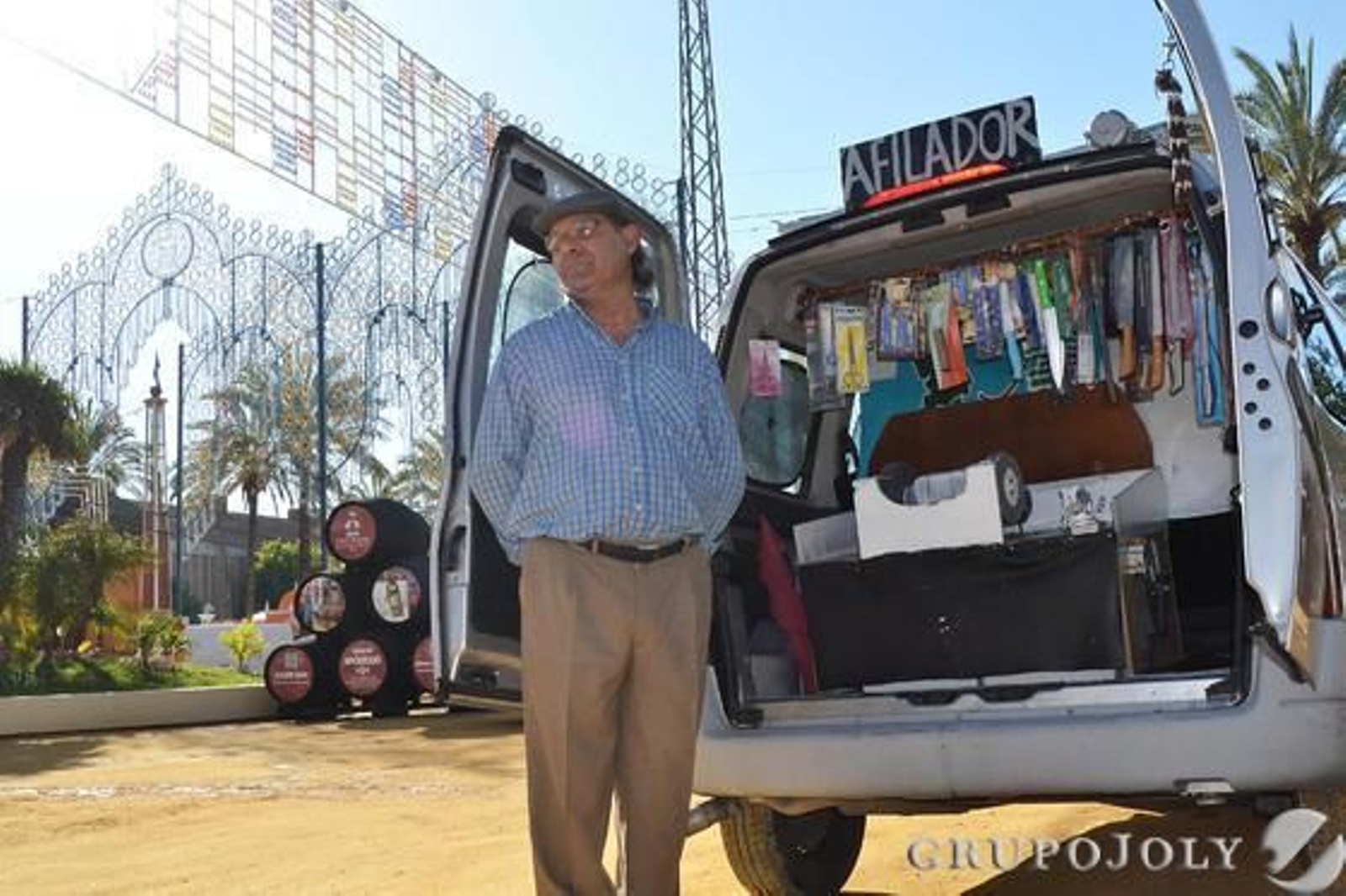 Un afilador que cada mañana va al González Hontoria a trabajar.

Foto: J.M. Peña