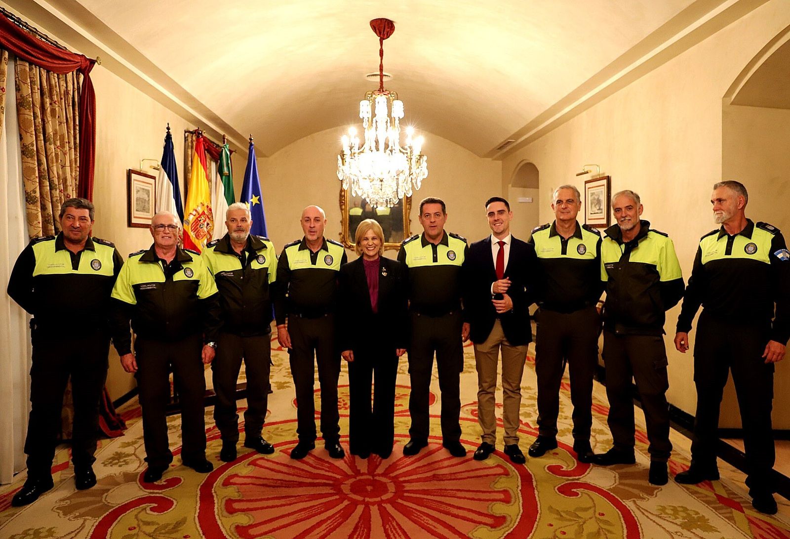 García-Pelayo y Espinar, junto a los vigilantes municipales.