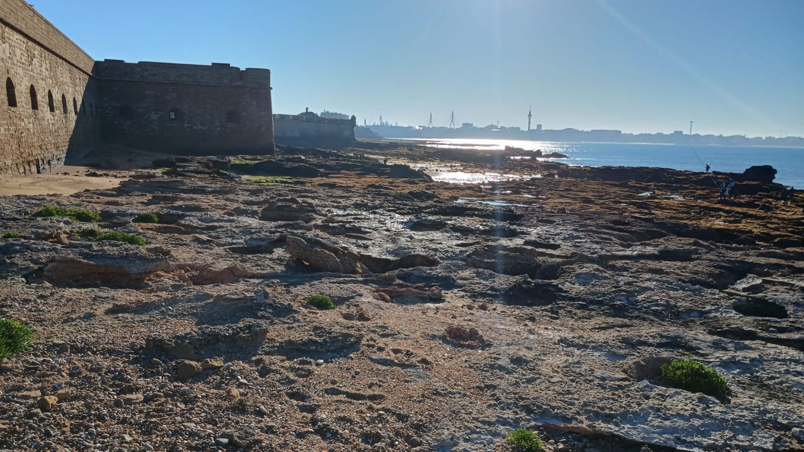 Las impresionantes imágenes de las mareas vivas en la Caleta de Cádiz