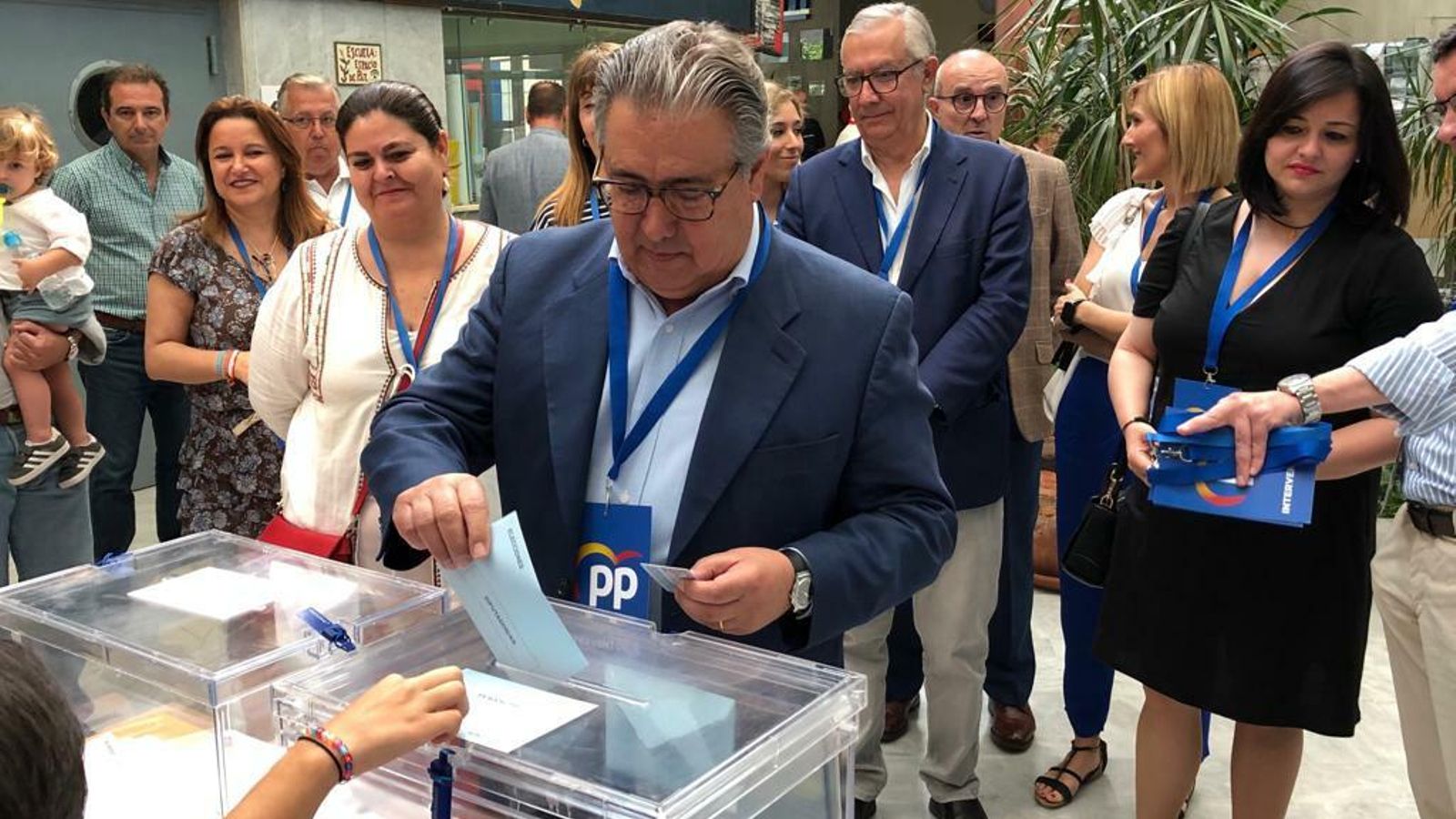 Juan Ignacio Zoido, con Javier Arenas detrás.