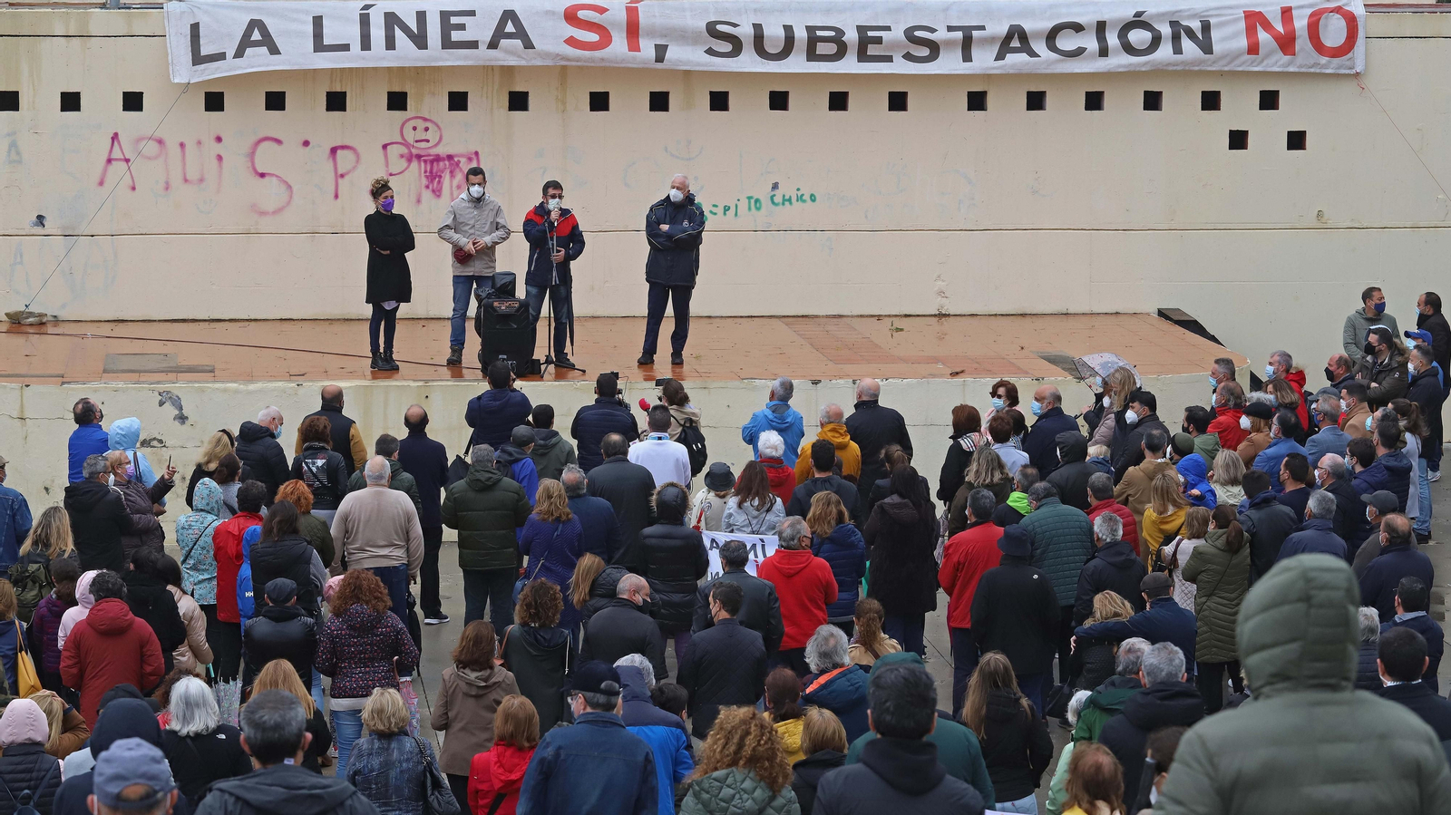 Fotos de la concentración contra la subestación de Red Eléctrica en La Línea