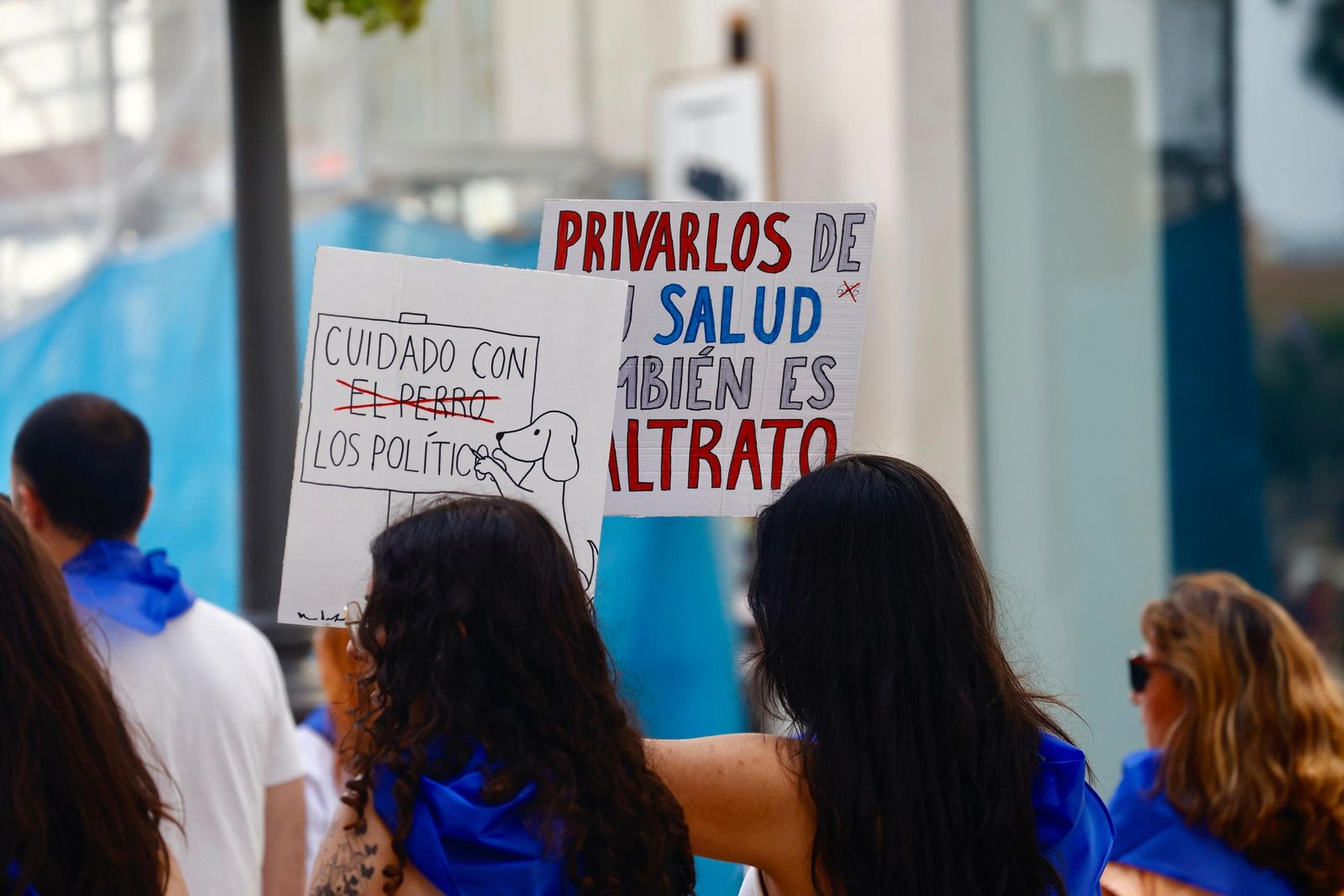 Veterinarios y dueños de mascotas toman calle Larios contra la restricción del uso de medicamentos, en imágenes