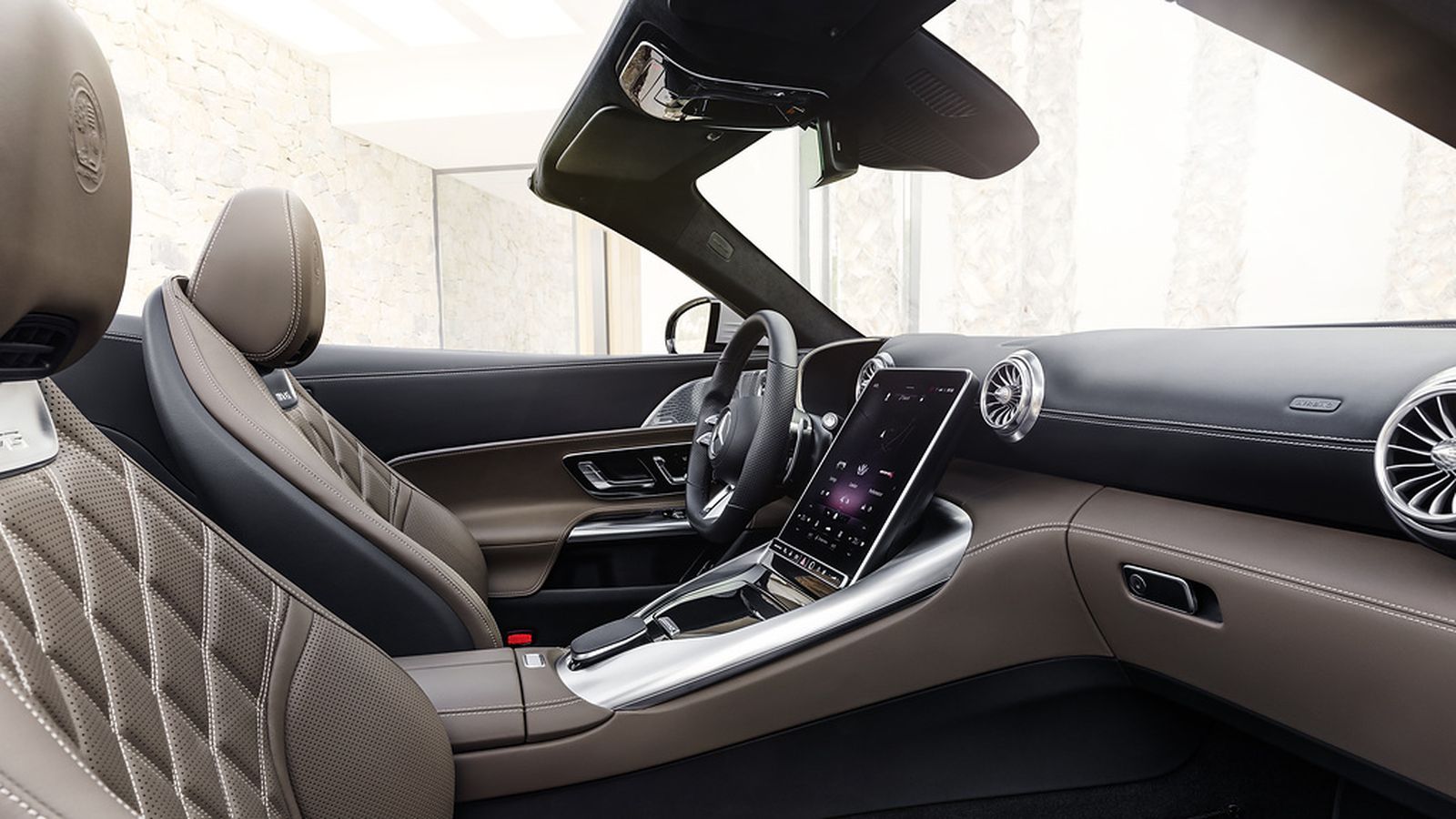 Las salidas situadas en los respaldos crean una "bufanda" de aire caliente que puede permitir disfrutar del SL descapotado todo el año.