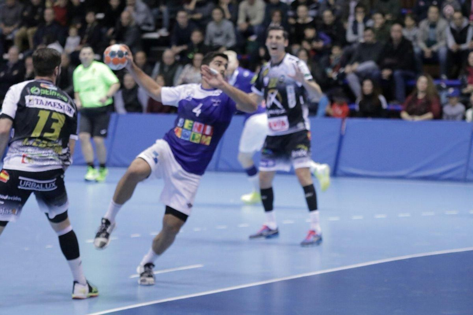 Un jugador del Benidorm lanza ante la defensa del Ximénez.