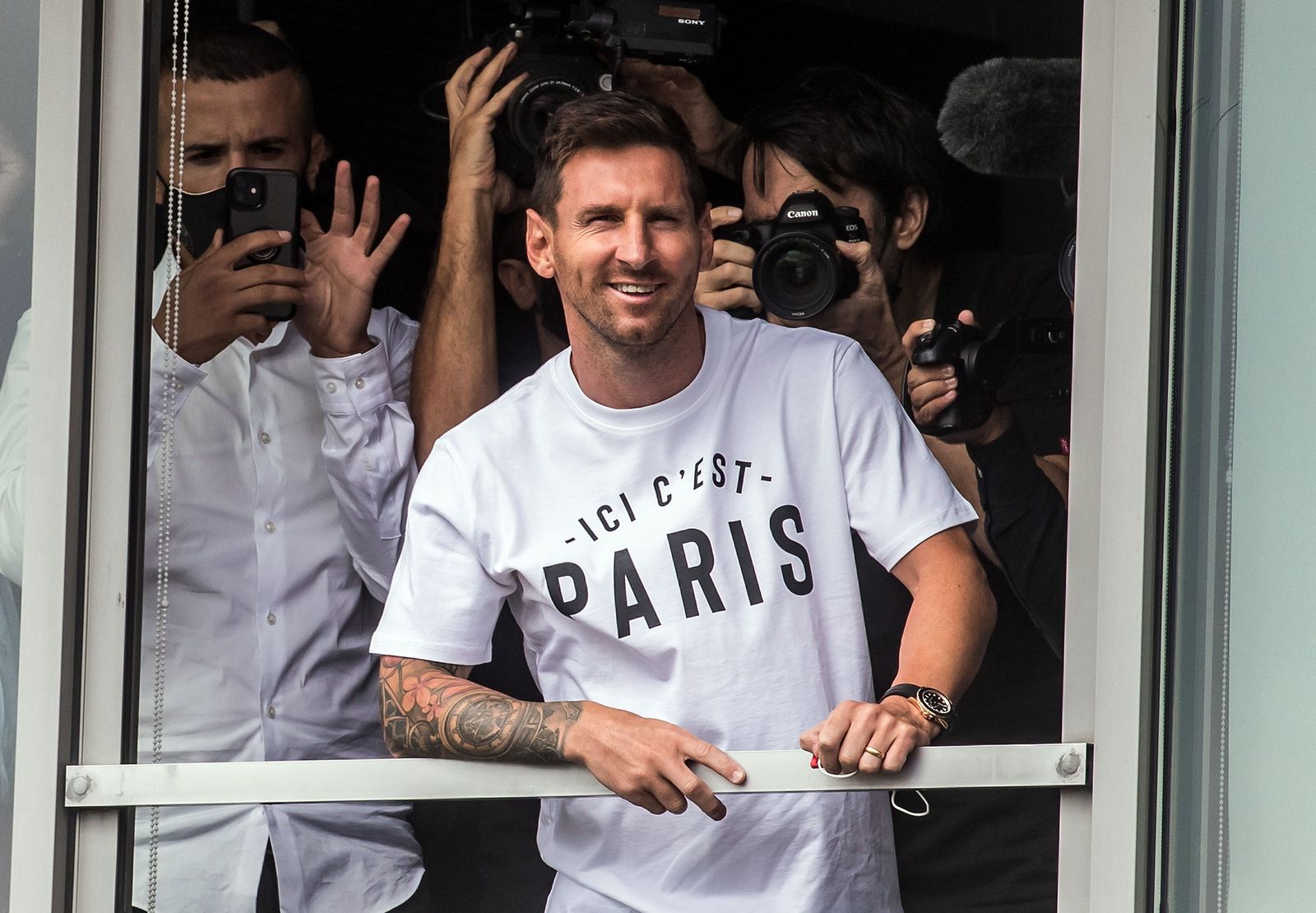 Galería: Messi, de la seriedad en Barcelona a la euforia en París