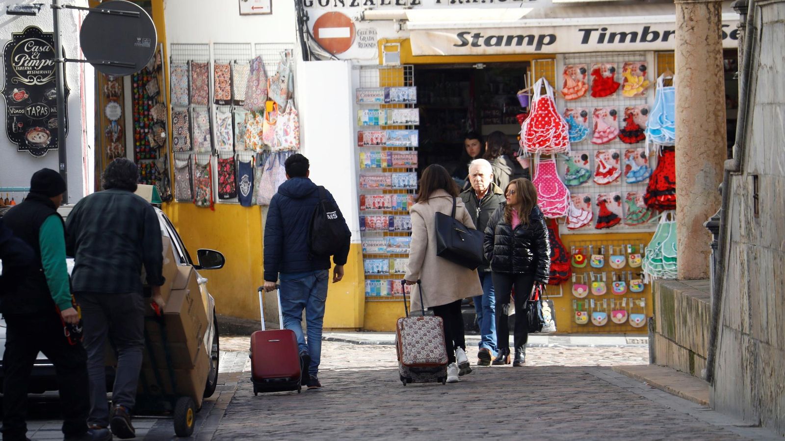 Turistas con maletas en la zona de la Judería.