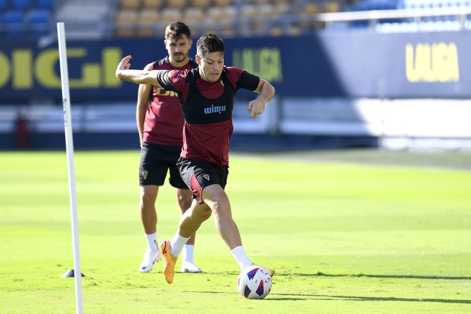 Meré avanza con el esférico ante la mirada de Chust.