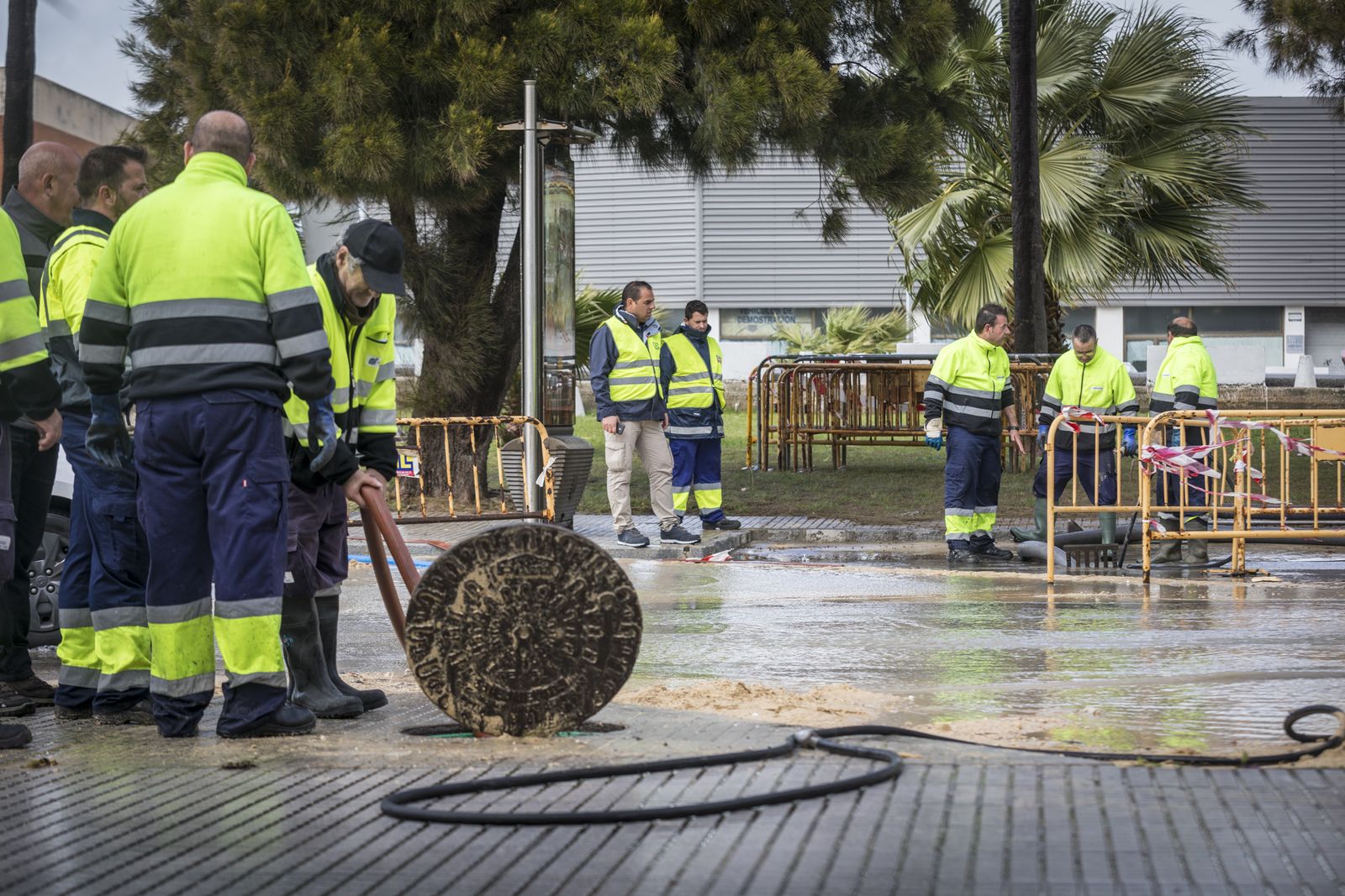 Trabajadores de Aguas de Cádiz, en los preparativos de la reparación de la conducción averiada.