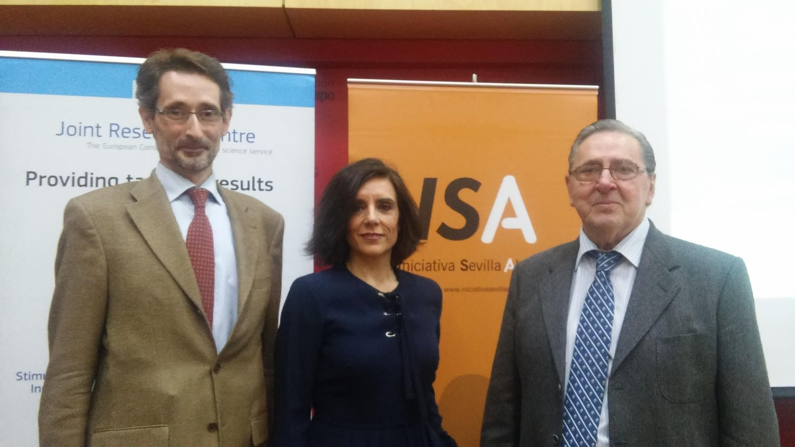 El catedrático Javier Barnes, la moderadora Carmen Baena y el economista Fernando Faces.