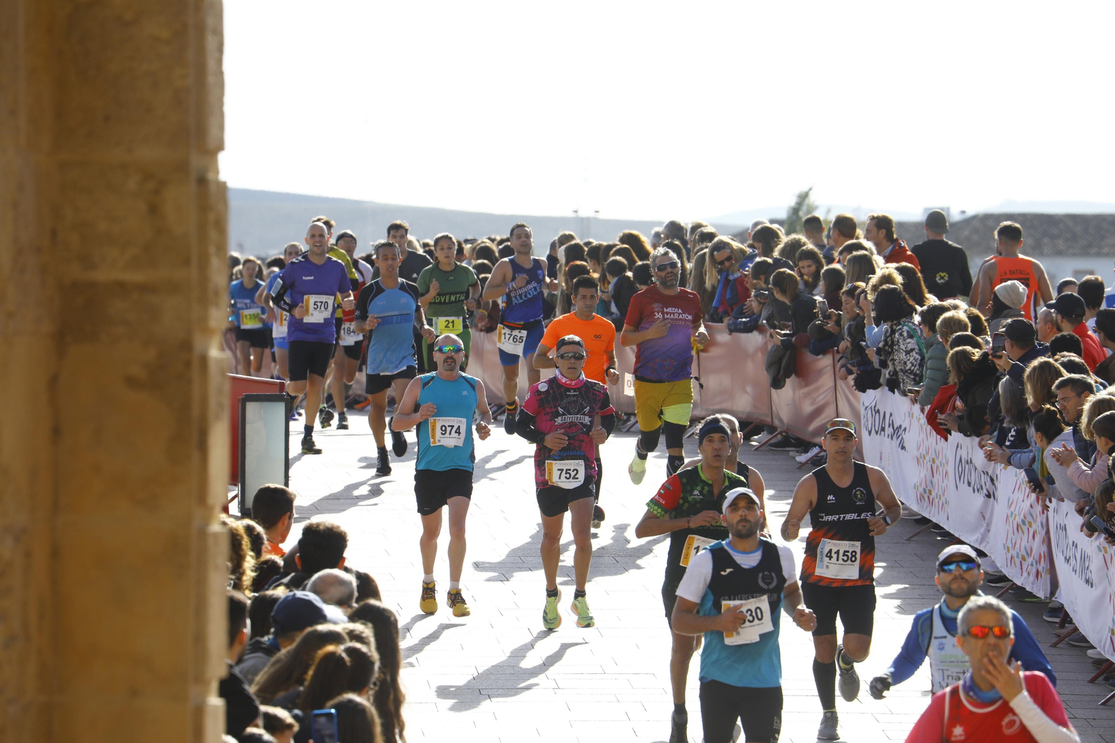 La gloria de cruzar la Puerta del Puente: imágenes de la meta de la 36 Media Maratón de Córdoba