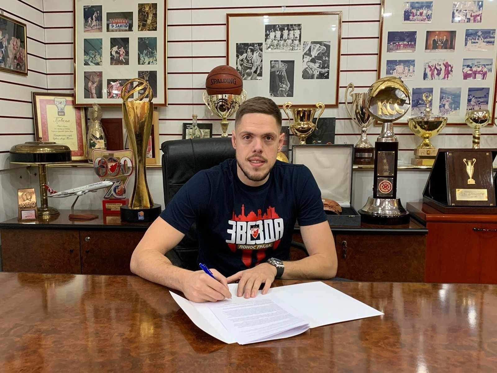 Vladimir Stimac firmando su contrato nuevo con el Estrella Roja.