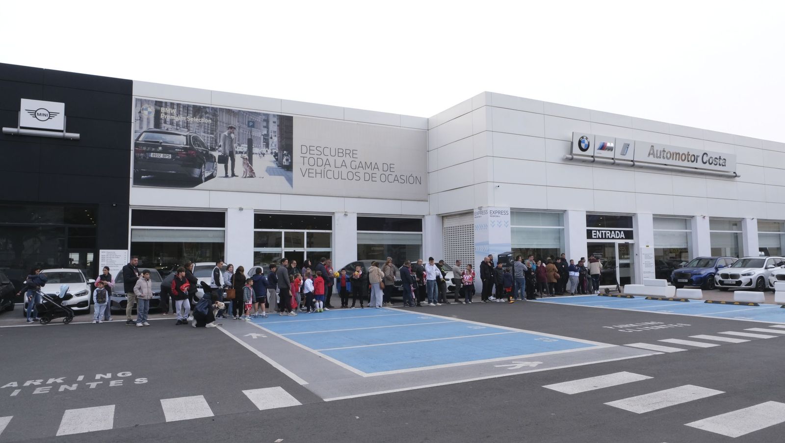 Jon Mocillo y Miguel de la Fuente firman autógrafos en Automotor Costa BMW