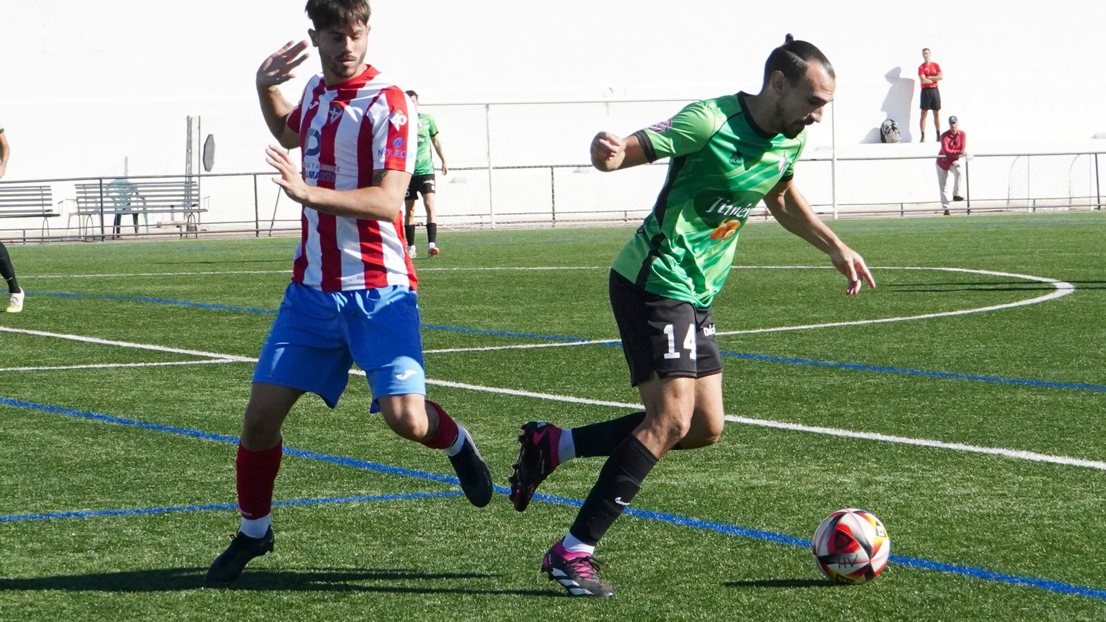 Un jugador rojiblanco presiona a un futbolista del Huétor Vega.