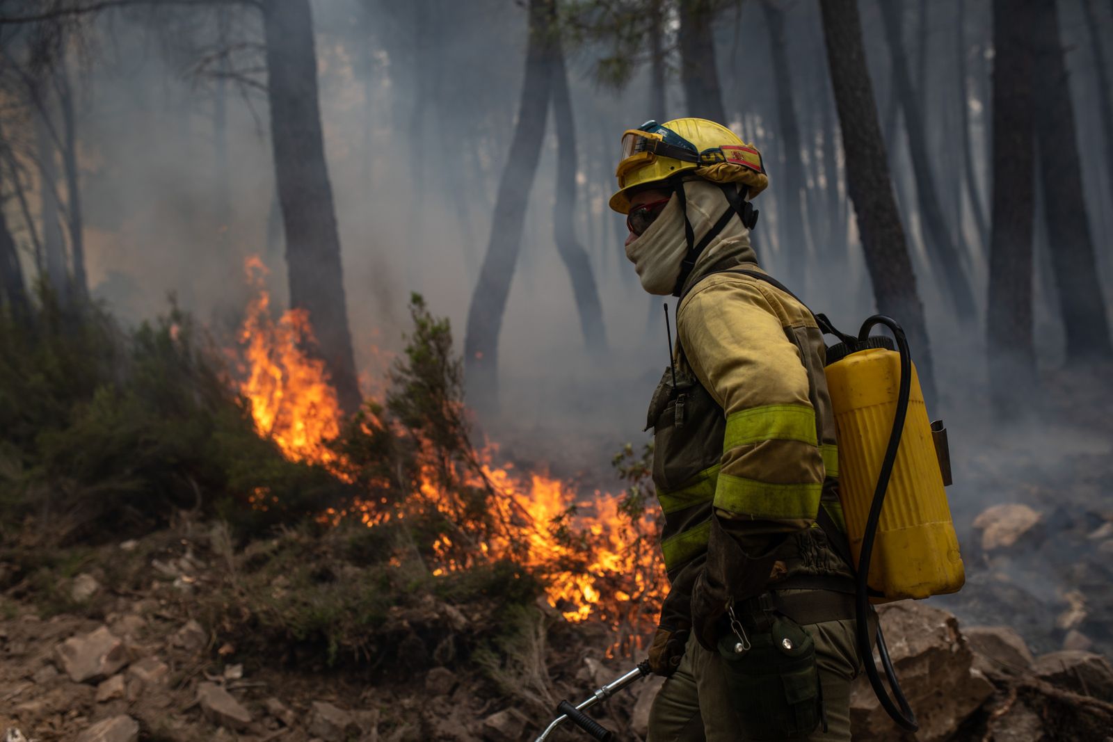 Bombero trabajando en la extinción de un incendio
