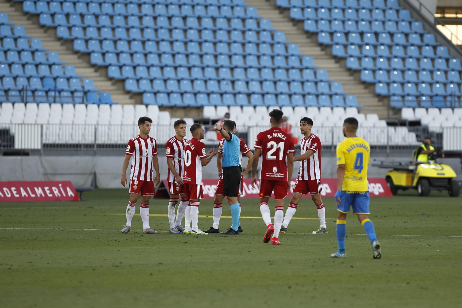 Arcediano Monescillo, protestado por los rojiblancos por el gol injustamente anulado.