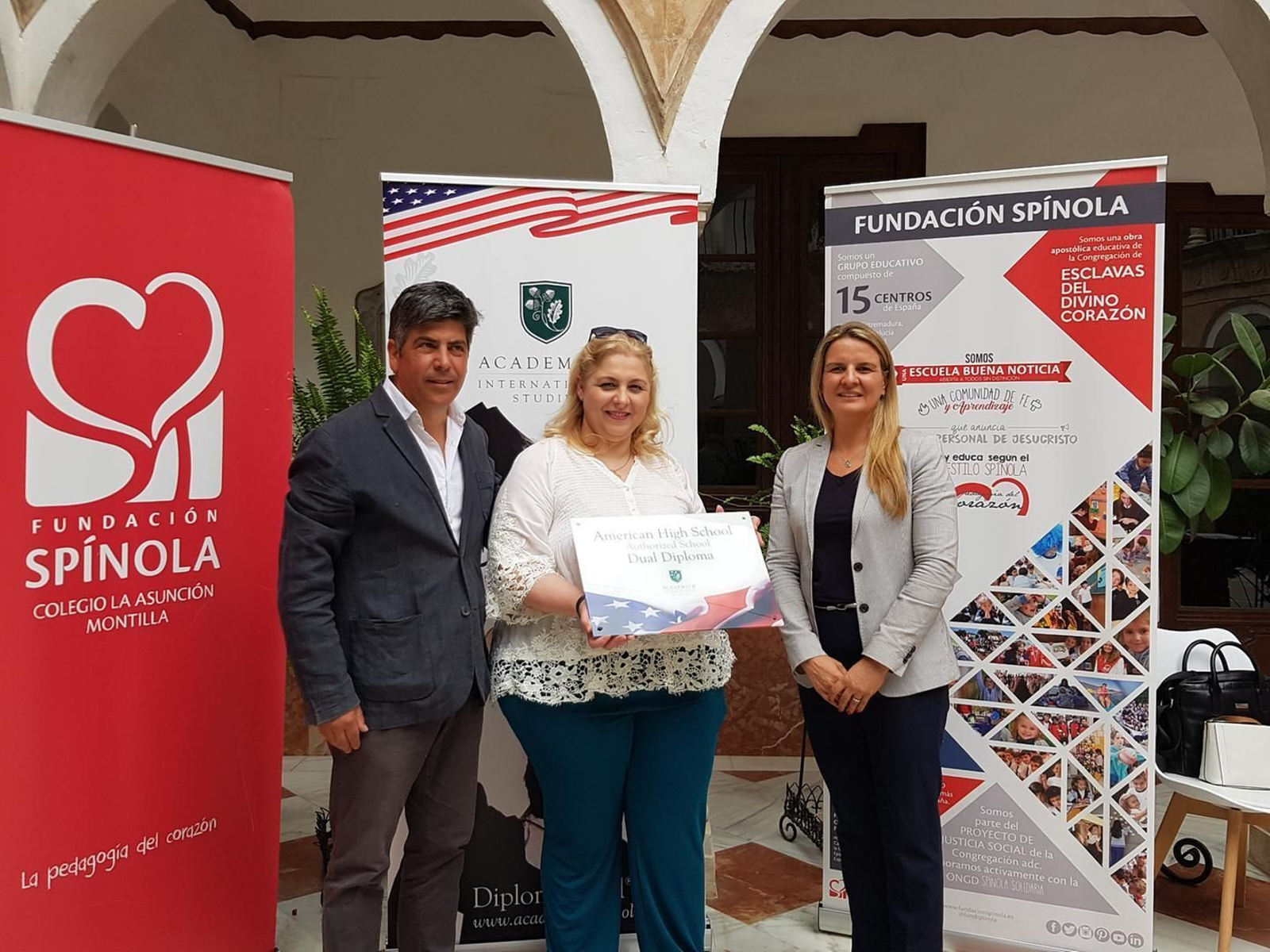 Rafael Llamas,  Aurora Márquez y María Campos, con el distintivo otorgado al colegio.