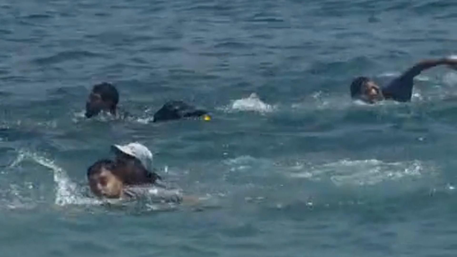 Momento del desembarco de los migrantes en Castell de Ferro
