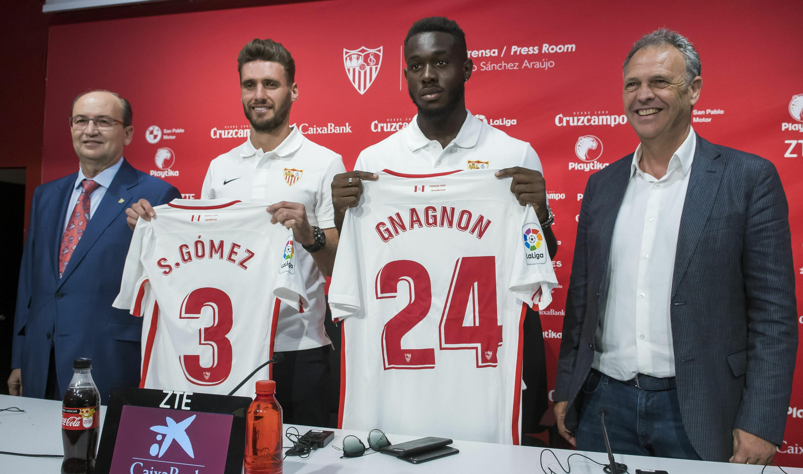 Gnagnon, el día que fue presentado junto a Sergi Gómez con unos sonrientes Caparrós y Castro.