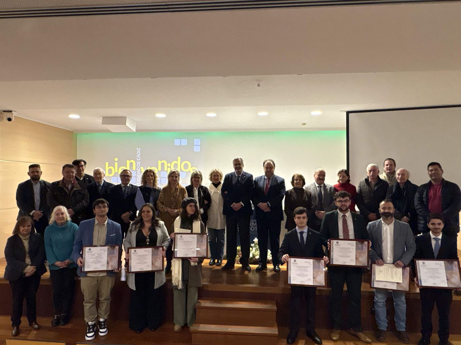 El rector  de la Universidad, Casimiro Mantell, con los miembros del Ateneo de Cádiz y los premiados en la                 VII edición de Premio a la Excelencia Académica convocado por la Cátedra Ateneo-Universidad de Cádiz.