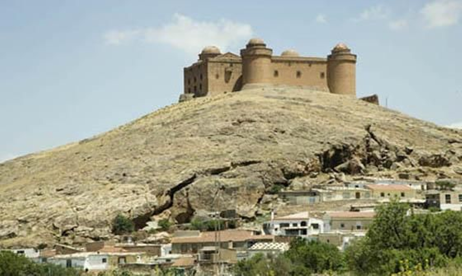 Ayuntamiento de La Calahorra. Castillo en lo alto del municipio.
