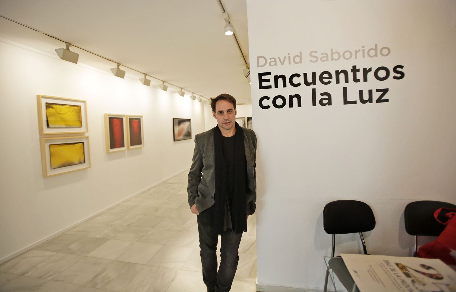 El artista jerezano David Saborido, ante su obra en la Sala Rivadavia.