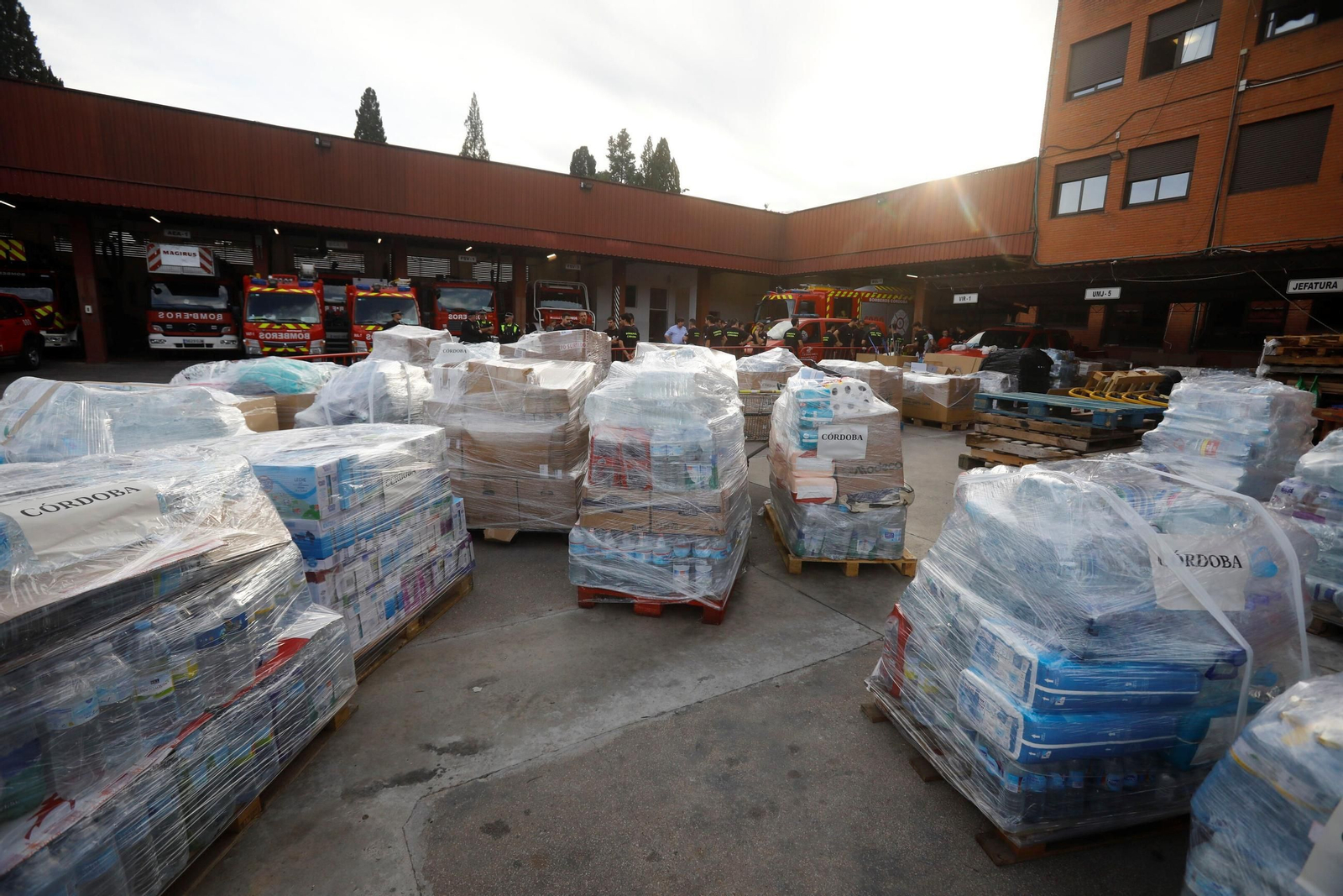 La salida de los bomberos de Córdoba hacia Valencia, en imágenes
