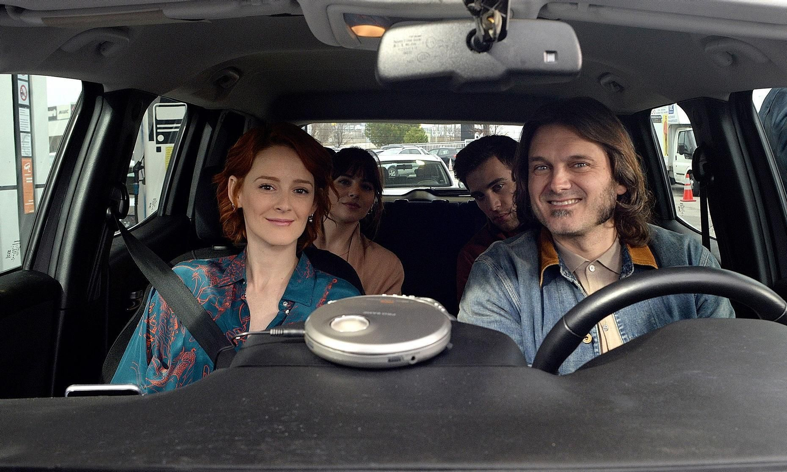 Ana Polvorosa, Salva Reina, Andrea Duro y Pol Monen en 'Con quién viajas'.