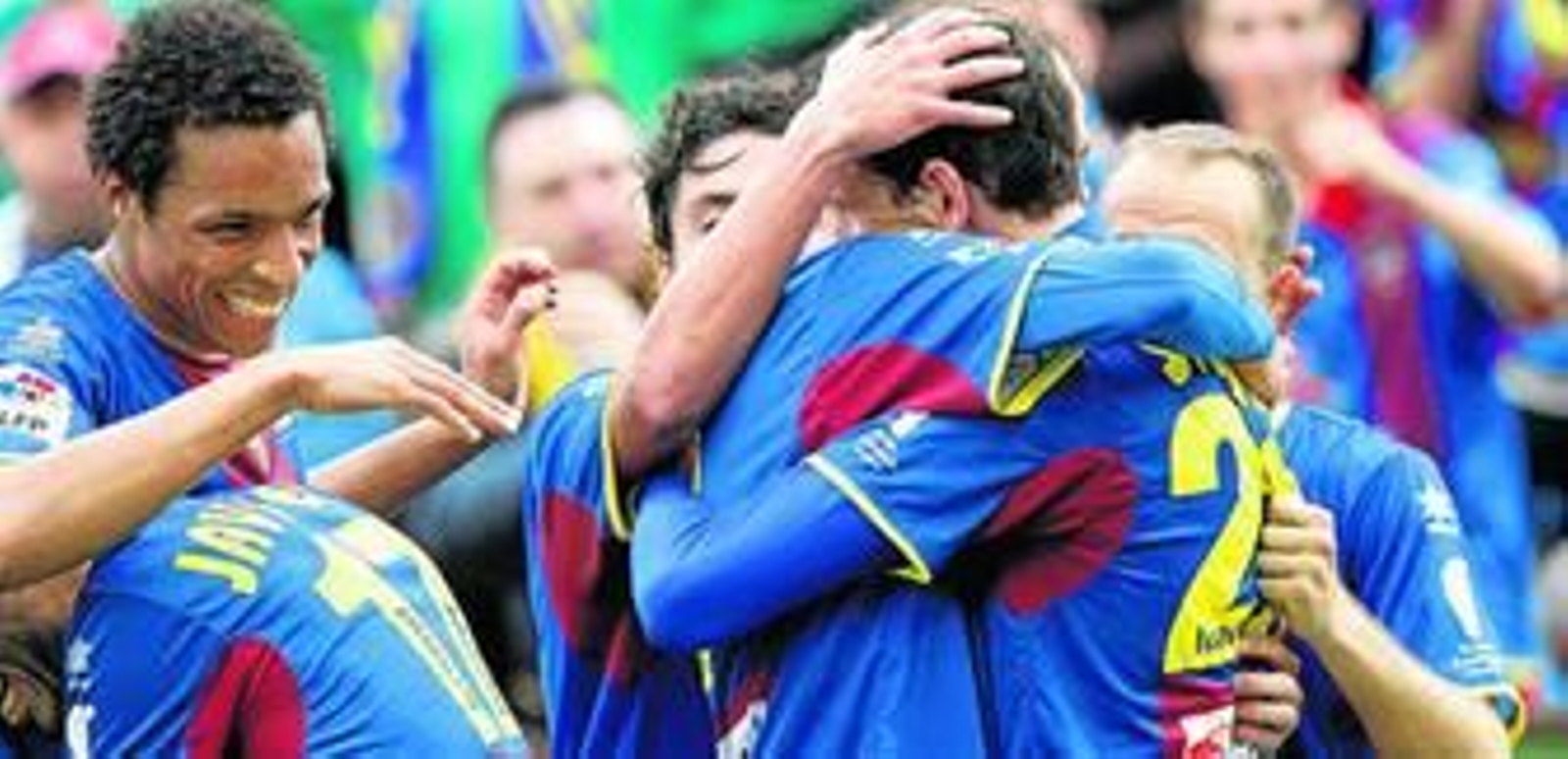 Los jugadores del Levante abrazan a Stuani tras el primer gol granota.