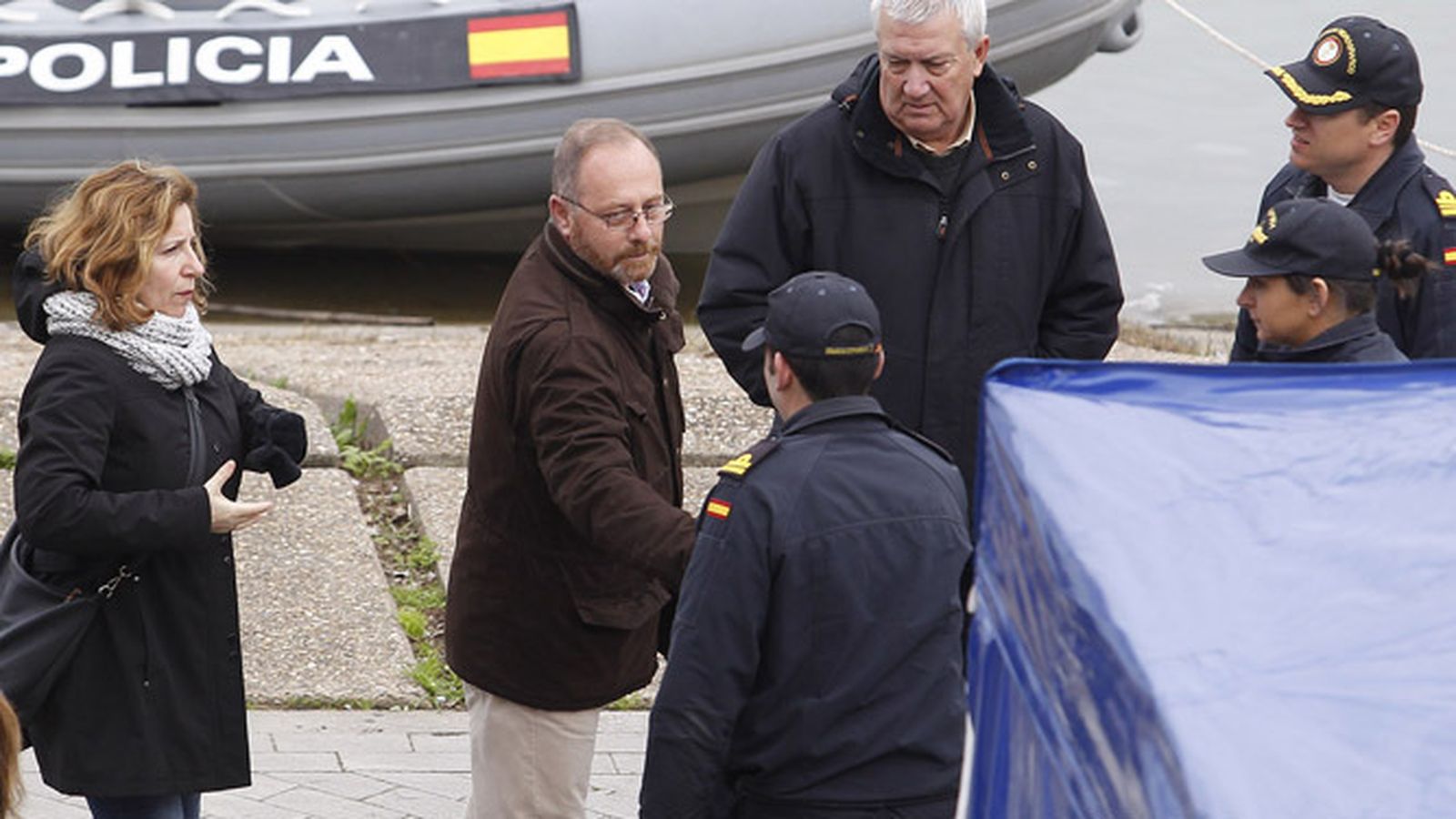 Los padres  de Marta  del Castillo dialogan con la Policía en el Paseo Juan Carlos en la última búsqueda del cuerpo.