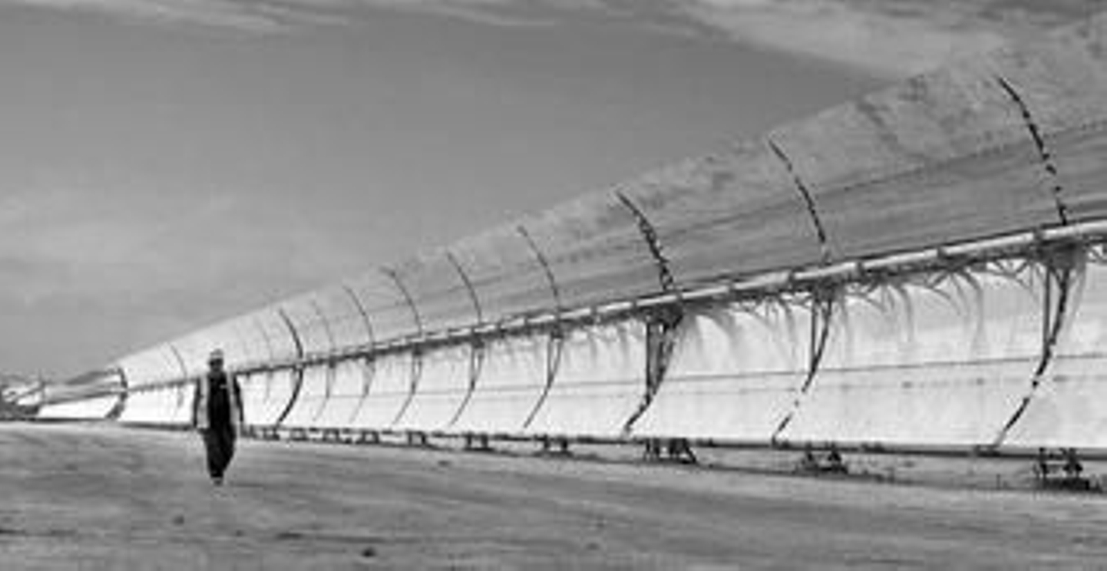 Vista de algunos de los 624 espejos encargados de captar la radiación solar, capaces de oscilar según la hora del día.