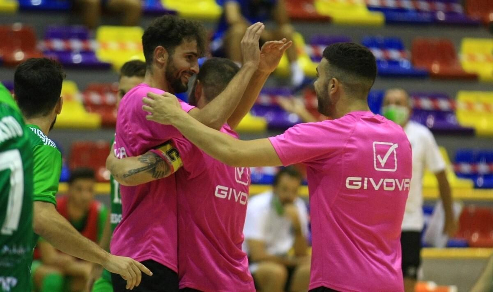 Manu Leal y Saura abrazan a Zequi tras uno de sus goles en Antequera.