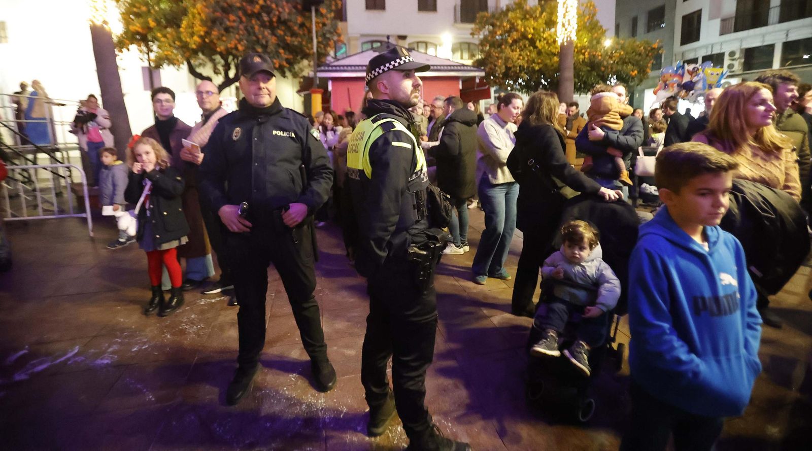 Fotos del heraldo de los Reyes Magos y su corte de beduinos en Algeciras