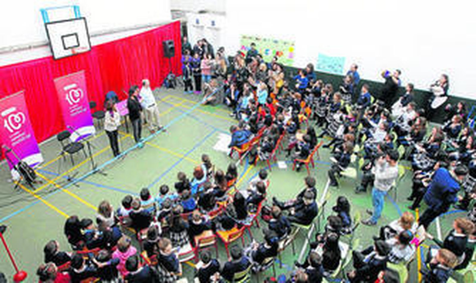 Alumnos de Nuestra Señora de Fátima cantan a Manuel Carrasco