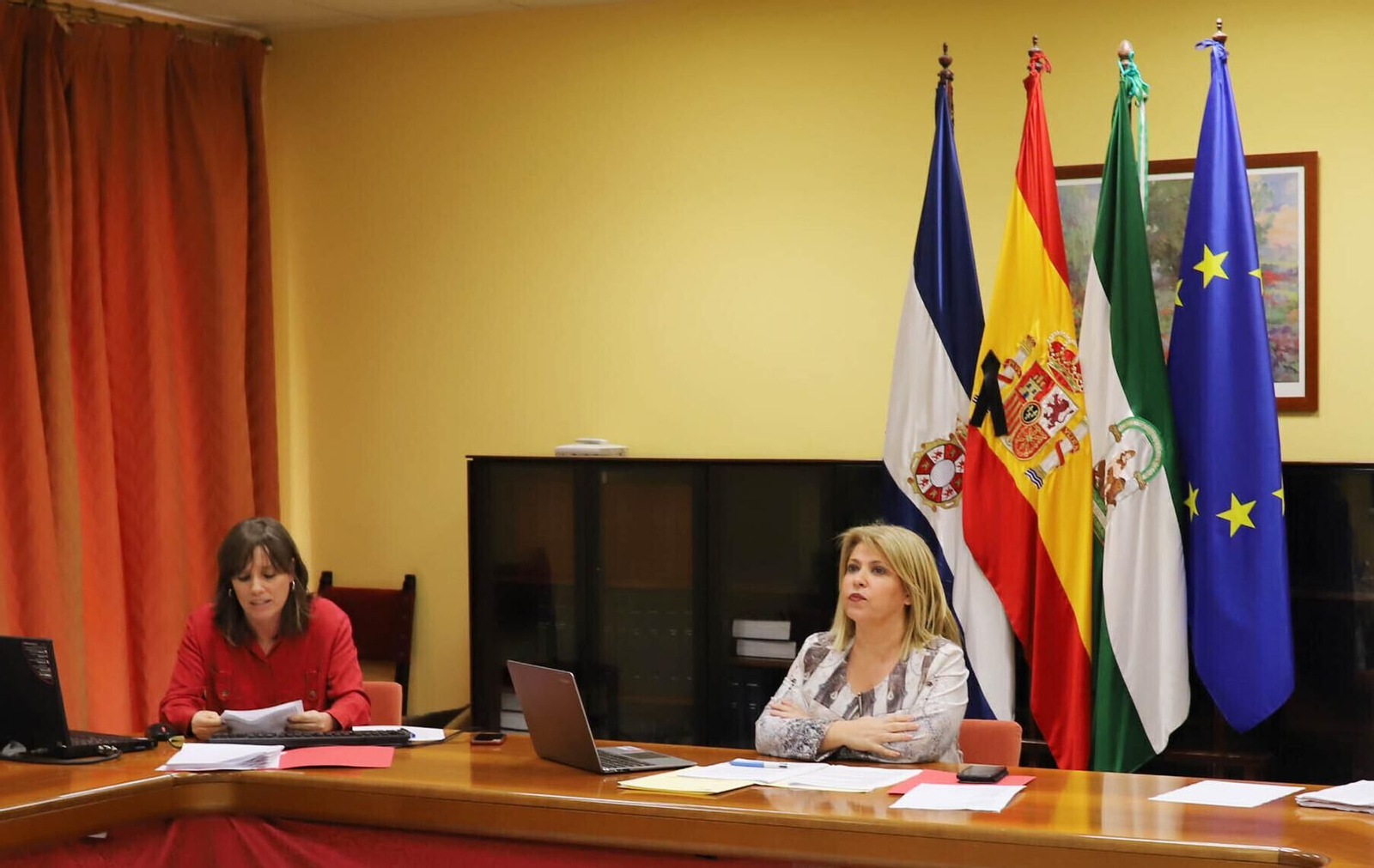 La alcaldesa, Mamen Sánchez, y la delegada de Economía, Laura Álvarez, durante un pleno.