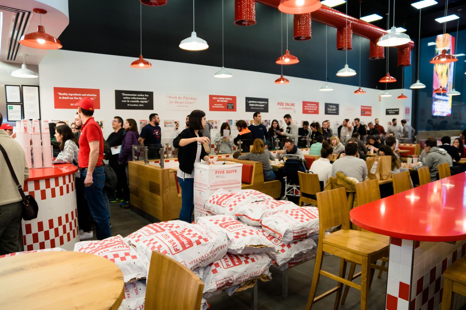 Largas colas para probar las hamburguesas favoritas de Spiderman y Obama.