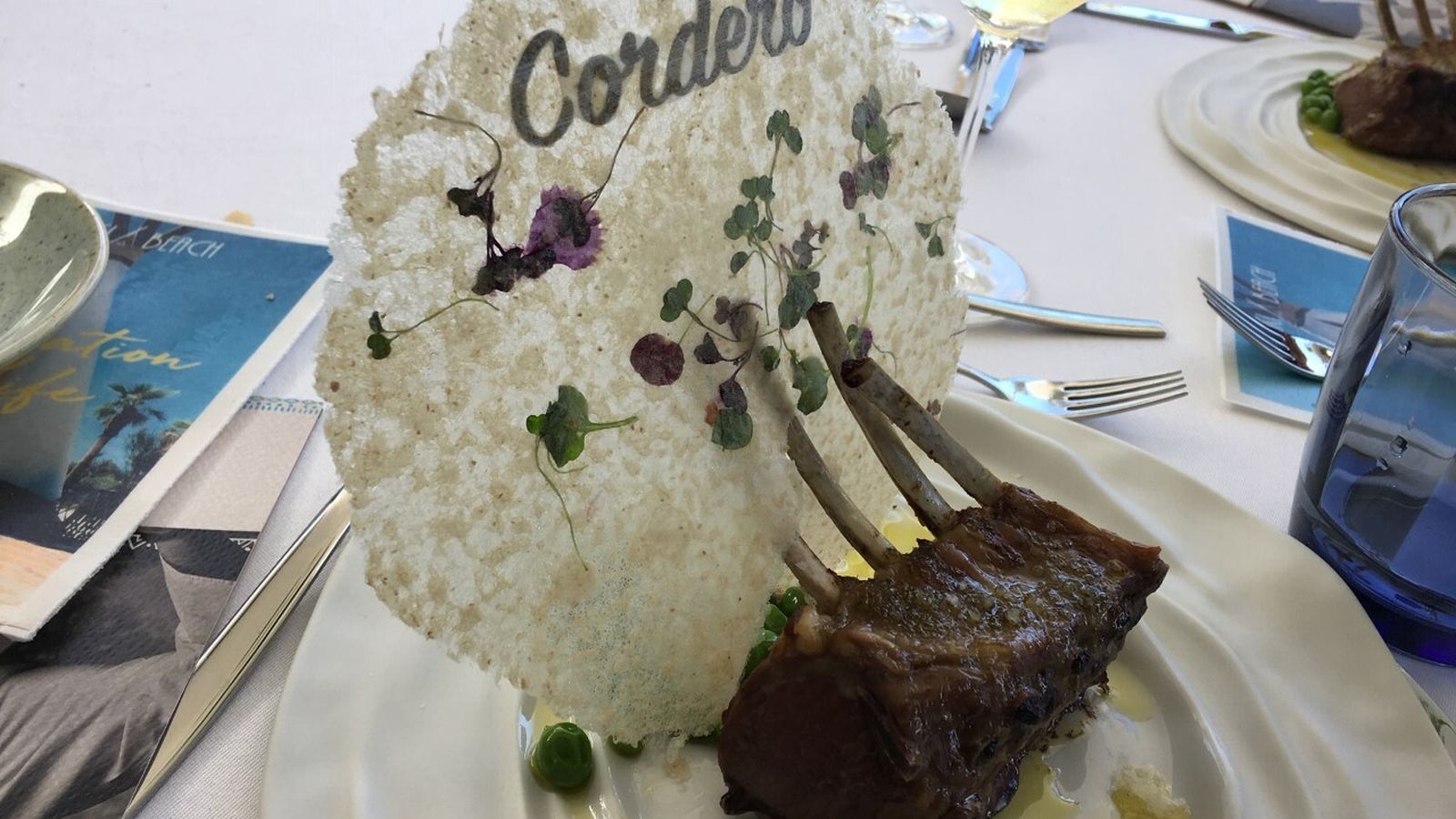 Carré de cordero lechal con papel de cordero y flores