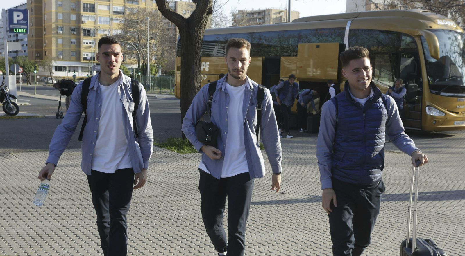 Loren, concentrado, junto a Dani Martín y Álex Moreno a la llegada del Betis a Santa Justa para viajar a Madrid.