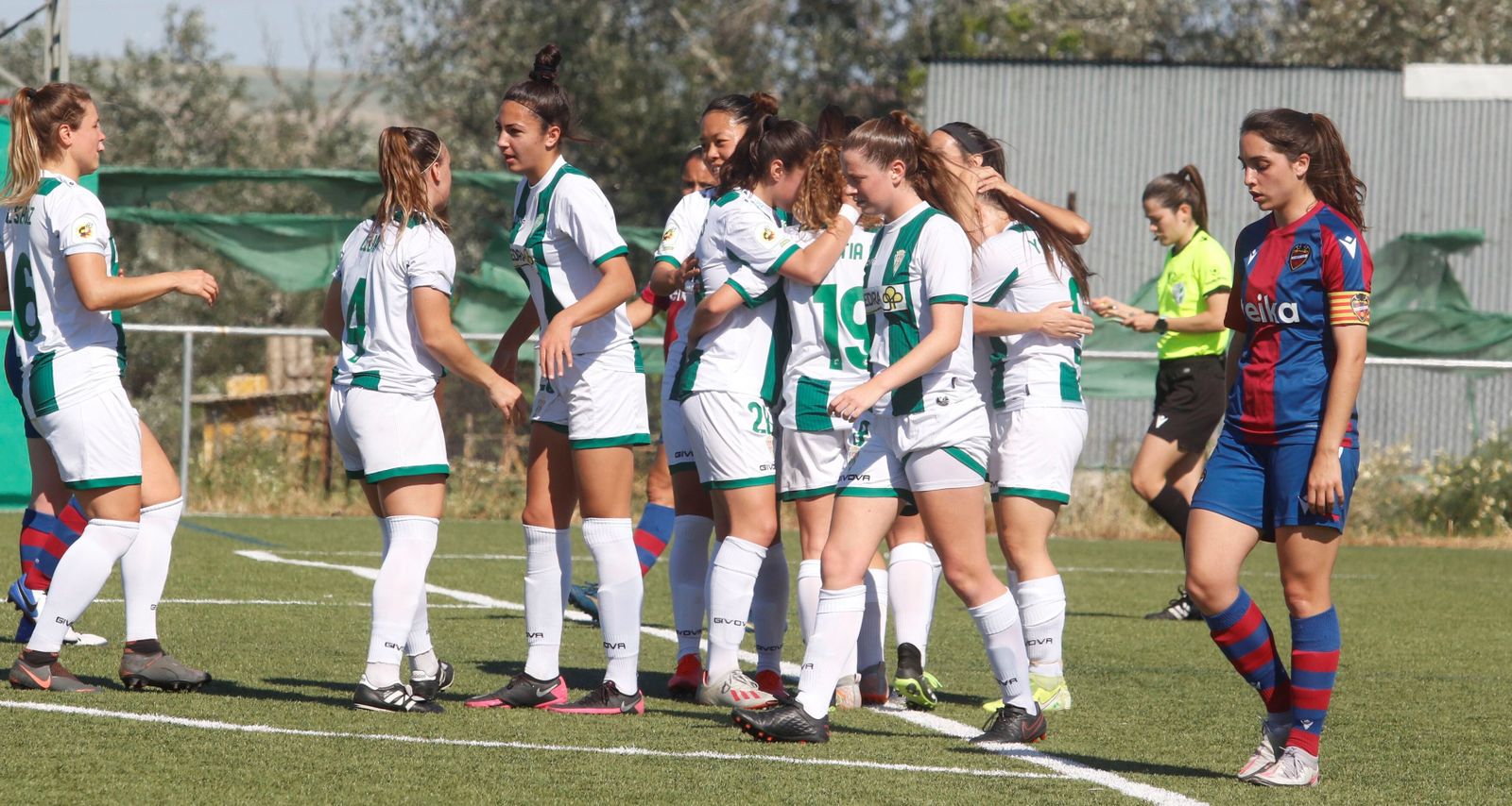 Las jugadoras del Córdoba Femenino celebran uno de sus goles al Levante B en el partido de la primera vuelta.