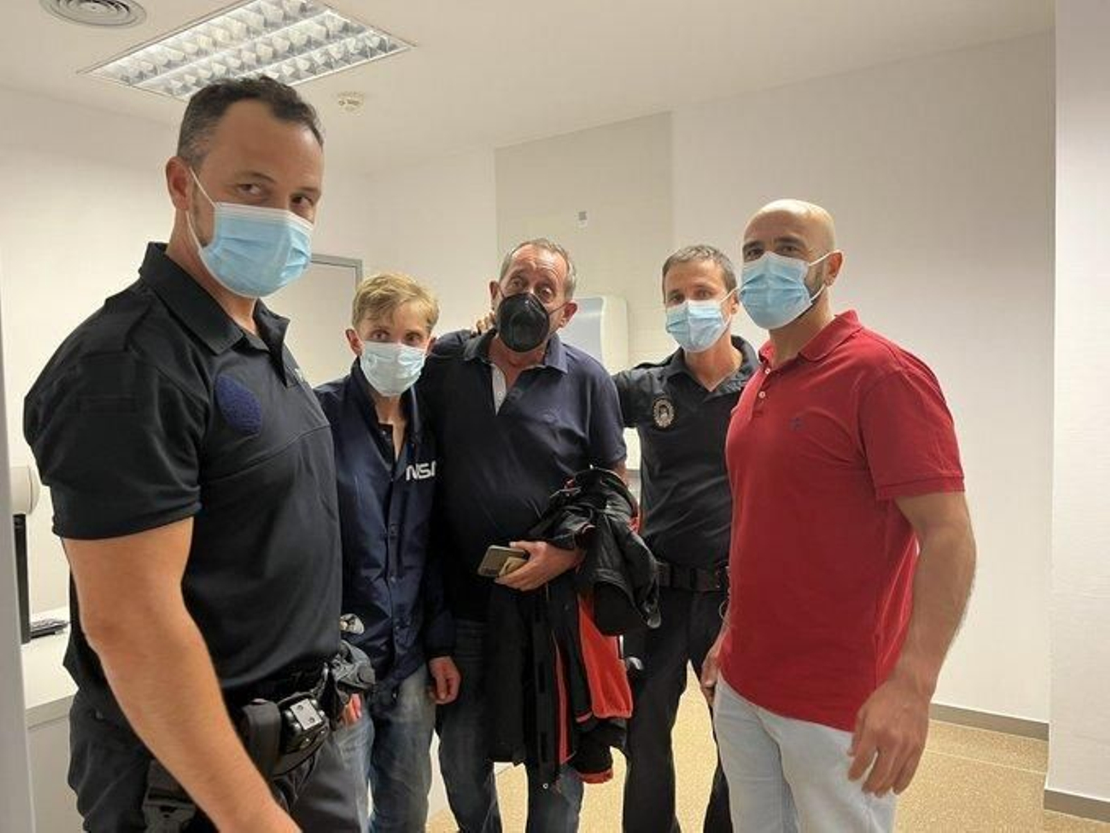 Manuel, el joven desaparecido en Granada, junto a los policías de Monachil