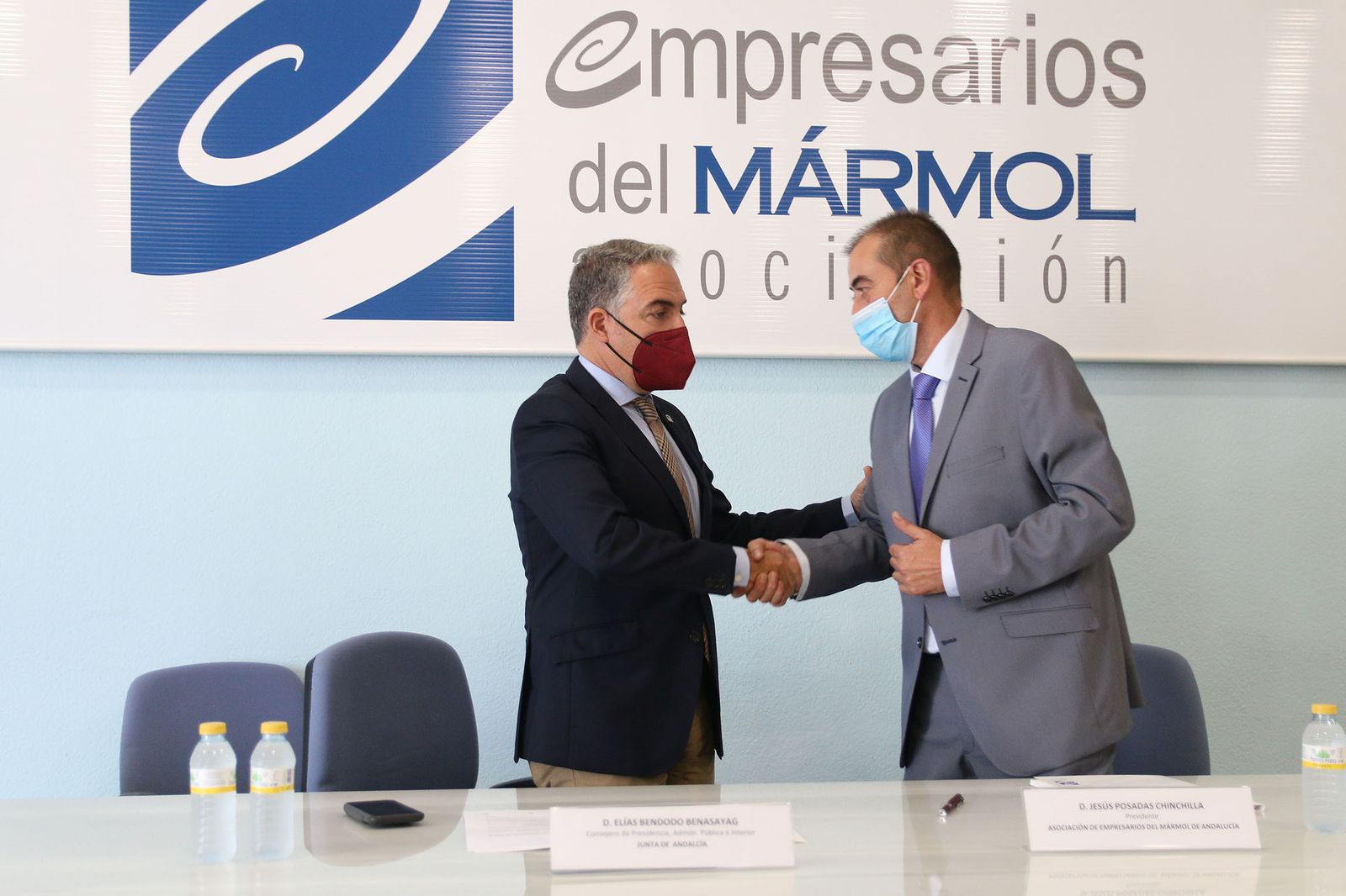 Las imágenes de la visita de Bendodo a Cosentino y la firma de la adenda con Extenda y la AEMA