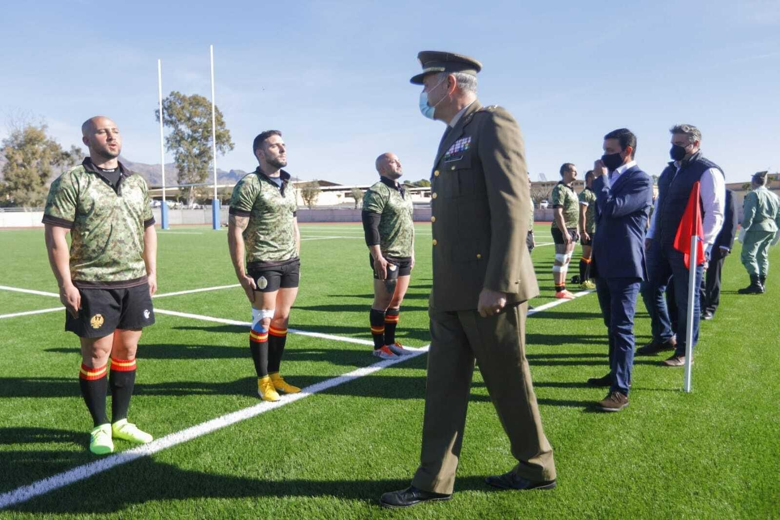 Las autoridades 'pasan revista' a los jugadores.