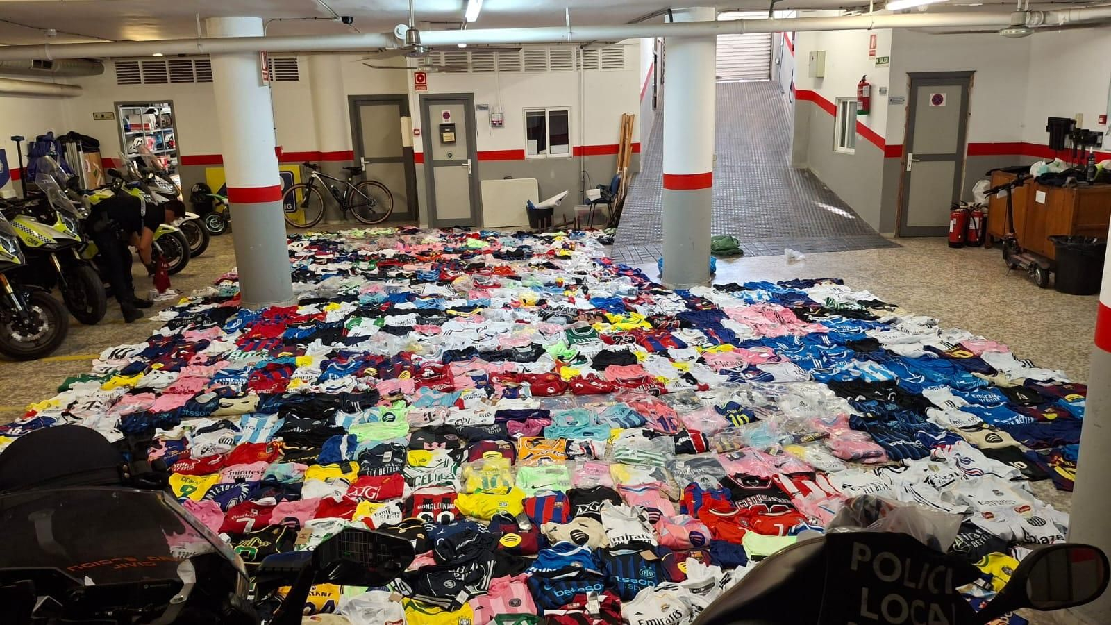 Equipaciones deportivas intervenidas por la Policía Local de Roquetas.