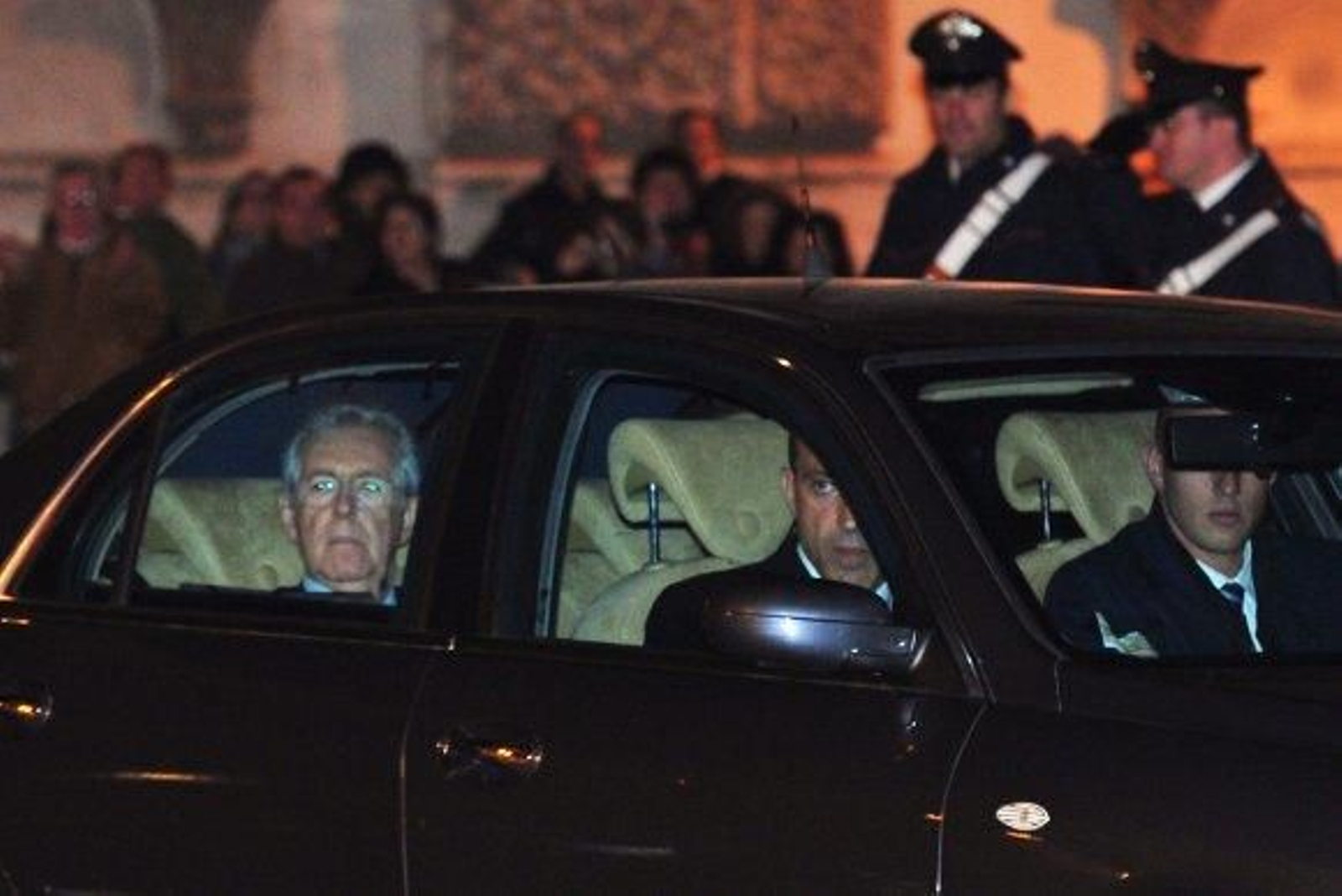 Monti recibe el encargo de formar gobierno en Italia